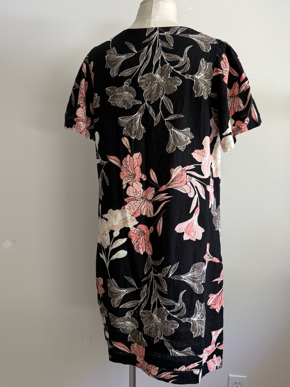 Nicole Miller Black Midi Dress with Pink and Cream Floral Design - Picture 5 of 11